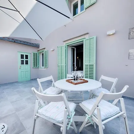 Zoia's Kut House Vis